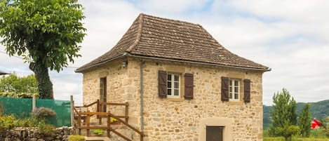 Façade de la maison, escaliers et terrasse, petit jardin