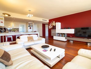 Wohnzimmer, Zimmer, Eigentum, Möbel, Interior Design, Gebäude, Decke, Fussboden, Tabelle, Haus