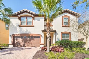 9br/6ba Luxury pool Villa with lake view
