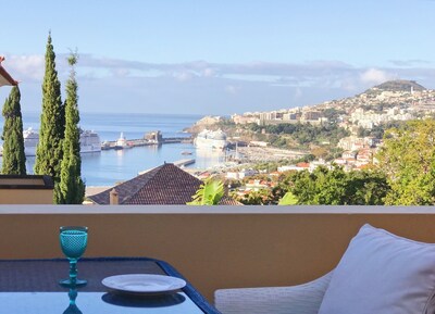 Painters Cottage Seaview Balcony & Pool 350m to Beach in Old Town Funchal