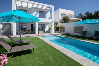 Villa contemporánea de 4 dormitorios con piscina privada y terrazas