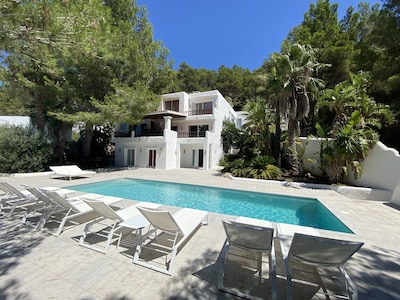 9 Bedrooms, 8 Bathrooms Casa Blanca, Luxury private villa with private pool