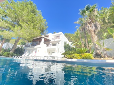 9 Bedrooms, 8 Bathrooms Casa Blanca, Luxury private villa with private pool