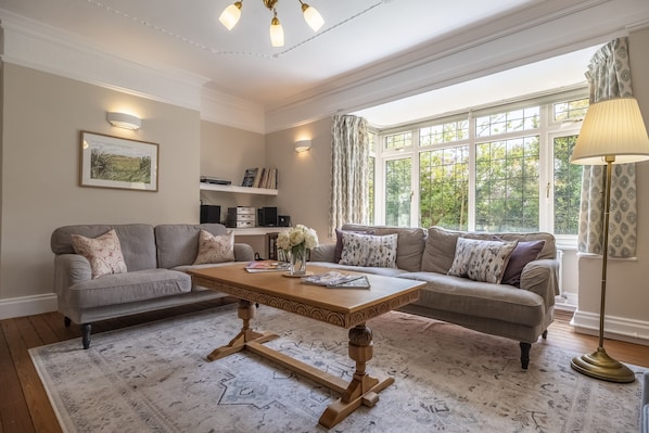 St Hilary's House: Bright and spacious sitting room