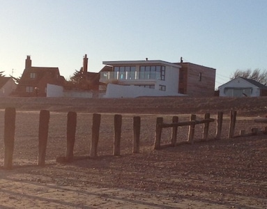 Am Strand Haus mit Paddle Board & Kajak! Panoramablick auf das Meer zeitgenössisch 