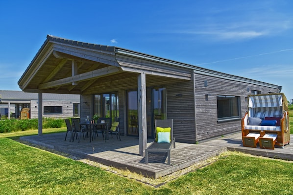 Terrasse mit eigenem Strandkorb