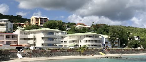 Résidence de haut standing face à la plage de l'Anse Mitan. 
Super emplacement