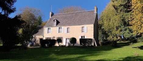 Notre maison, en pierres de Caen, typique du Bessin