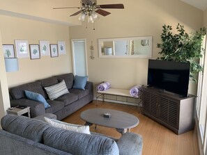 Clean coastal finishes for a comfortable living room with a view of the water