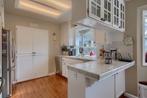 Fully Equipped Kitchen with lots of light!