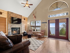 The spacious living room at Hooked On Toledo cabin.
