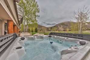 Private 6-8 Person Hot Tub with Views