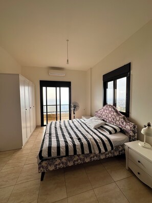 Máster bedroom with king size bed 