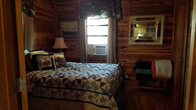 Cozy 2 rm pet friendly cabin- private lake - fishing & swimming - CowboyCabin