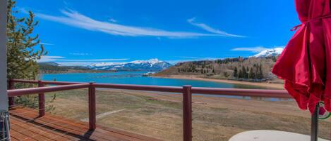 Welcome to Eastbay 210 This beautiful apartment offers breathtaking views and incredible location that is sure to make your mountain vacation.