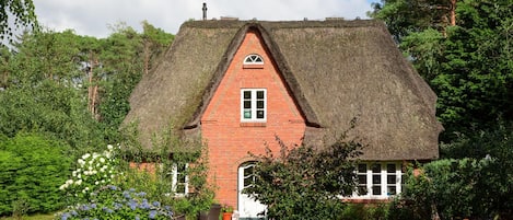 Thatch roofed house Isemann in Nebel on the island Amrum