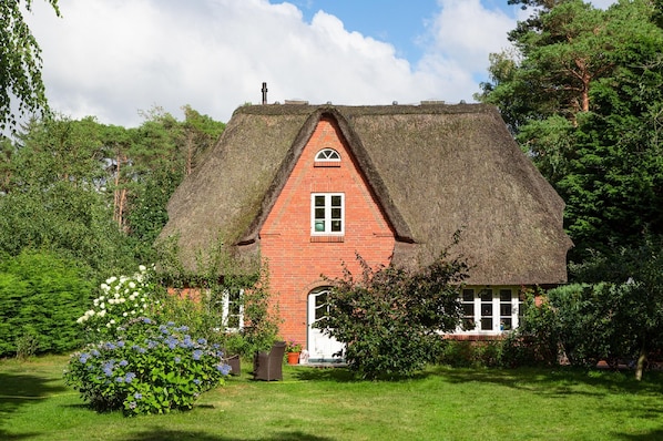 Thatch roofed house Isemann in Nebel on the island Amrum