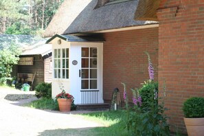 Entrance of thatched roof holiday home Isemann in Nebel on the island Amrum