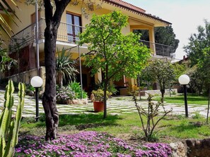 Giardino con alberi da frutto