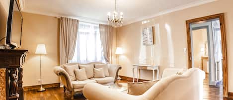 Grand Salon, espace dĂ©tente, deux grands canapĂ©s, plancher en chĂȘne