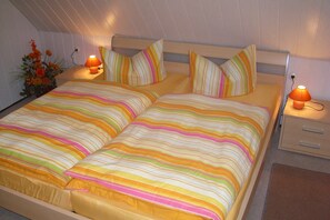 Schlafzimmer mit großen Doppelbett