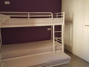habitacion con litera triple de 90 cm