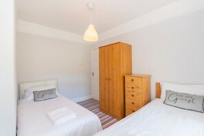 Bedroom with twin single beds