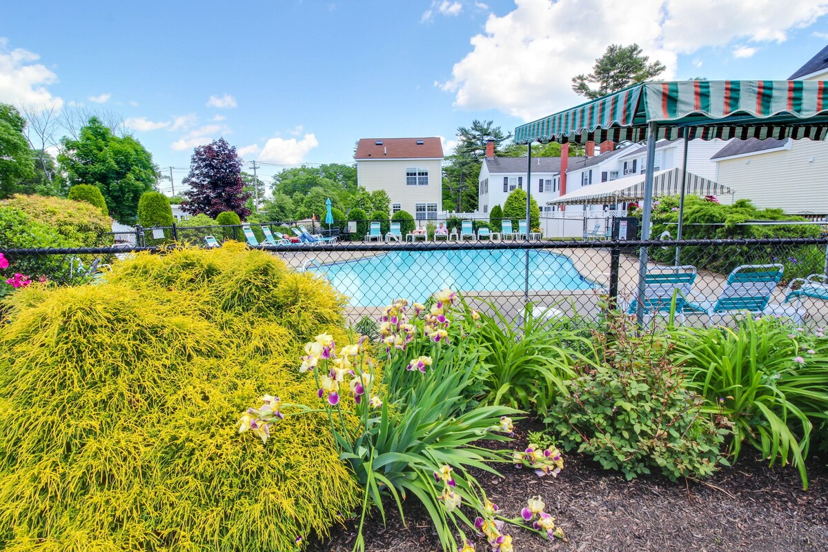 Spacious condo w/ shared pool and full kitchen Close to the beach