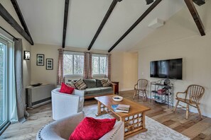 Unwind in the living room after hiking or skiing and watch TV.