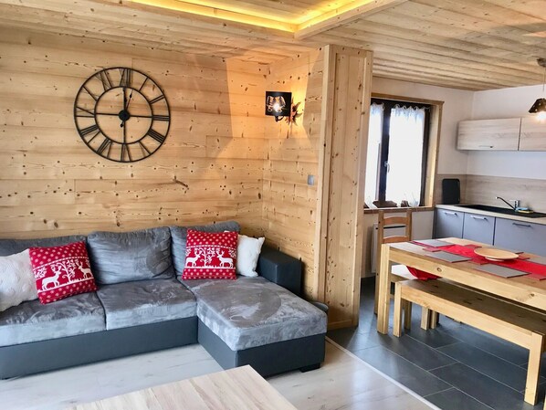 The spacious sitting room