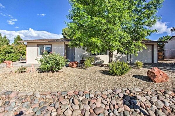Escape to Northeast Arizona and stay at this updated 2-bedroom, 2-bath residence