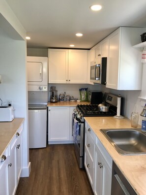 Stainless steel appliances and washer/dryer.