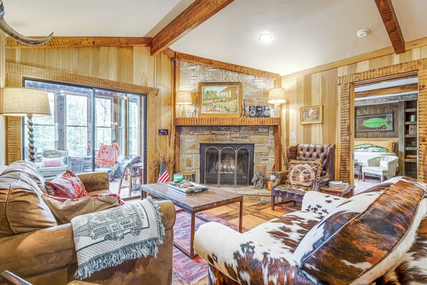 Sapphire Vacation Rental | 3BR | 2BA | 2,750 Sq Ft | 4 Steps to Enter