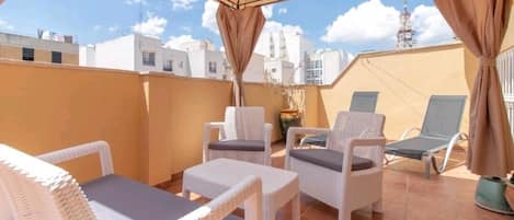 Disfrute de una soleada y tranquila terraza privada de 18 metros cuadrados 