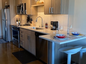 Fully equipped kitchen, festive dishware