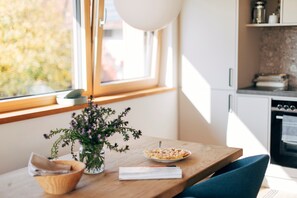 Ferienwohnung KATHI: 1-4 Personen, 2 Schlafzimmer, 84 qm, überdachte Loggia, 1.OG-Fewo Kathi - Esstisch