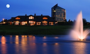 The grounds: The Resort property is truly very beautiful. You'll find ponds all over, full of life, perfect greens and a restaurant here and there to grab a bite.