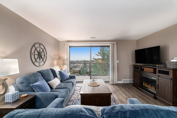 Soak in sweeping views of East Bay and the lush golf course from your private third-floor balcony—ideal for stargazing and sunset spotting.