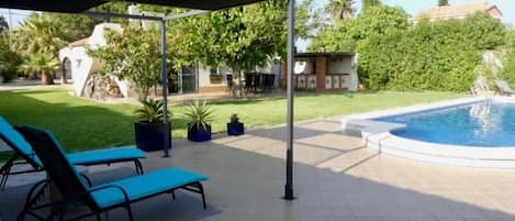 Terraza y piscina