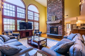 7 Bedroom, 6 Bathroom Manchester Ctr, Mountain View, Hot Tub, and Private Pool