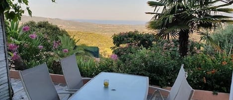 Terrasse Gite Castagnu, vue sur le Golfe d'Ajaccio