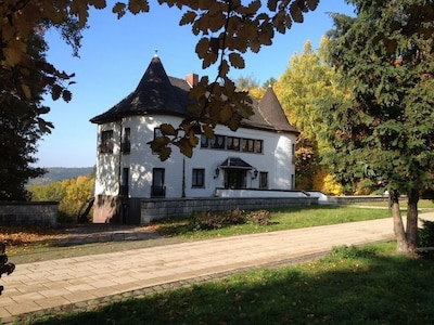 Villa Warzenburg, Fewo1 mit Panorama-Ausblick und Burggarten, inkl. WLAN