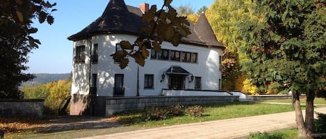 Herzlich Willkommen in der Villa Warzenburg.