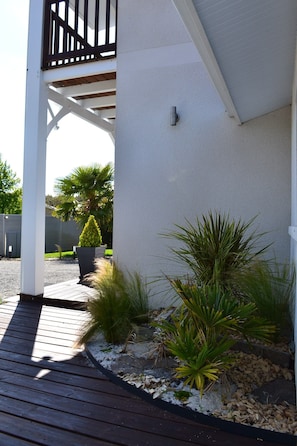 Terrasse arborée sous chambre 1