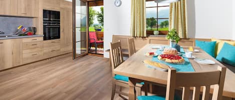 Ferienwohnung Untersberg 84 qm im OG ,2 Schlafzimmer, Wohnküche, Balkon-Küchenzeile mit Essecke