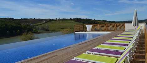 grande piscine chauffée à débordement, ouverte d'avril à octobre selon météo