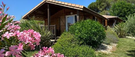 chalet climatisé, une belle terrasse couverte donnant sur le jardin et piscine