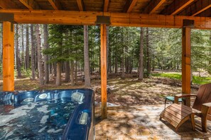 Your Private Back Deck Hot Tub w/ Built In Speakers!