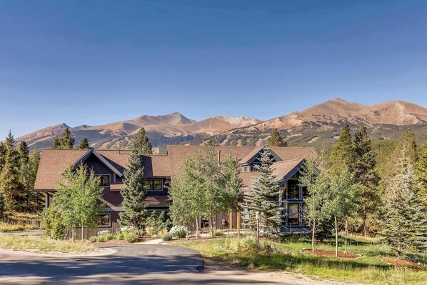 5 bedroom, 4.5 bathroom with spectacular views