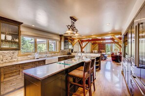 Seating for 6 at breakfast bars